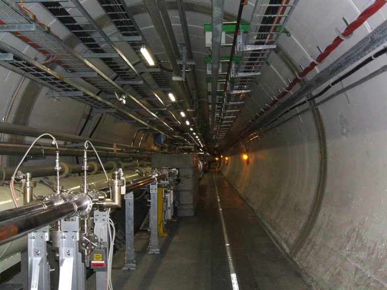 CERN και Mistral AI: Τι δείχνει πραγματικά το μοντέλο θεμελίωσης για τη φυσική;